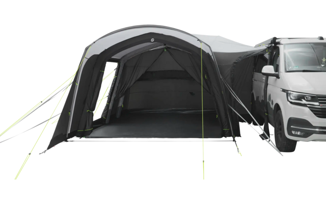 Ein aufgestelltes Zelt neben einem weißen Fahrzeug, mit geöffnetem Eingangsbereich