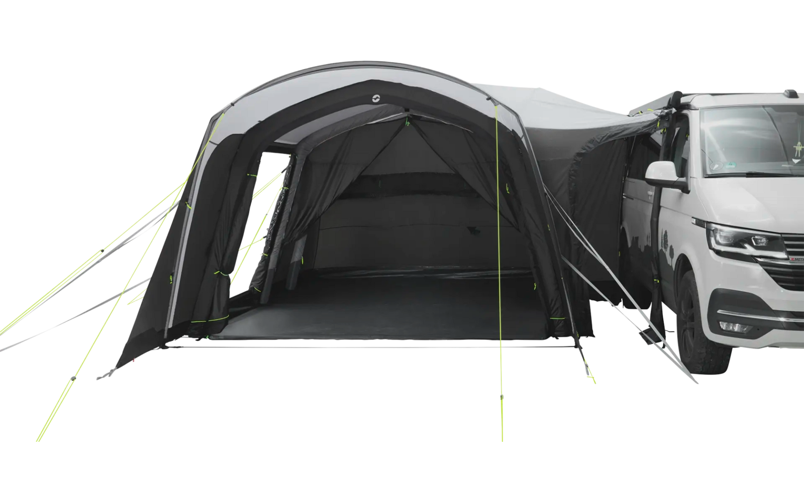 Ein aufgestelltes Zelt neben einem weißen Fahrzeug, mit geöffnetem Eingangsbereich