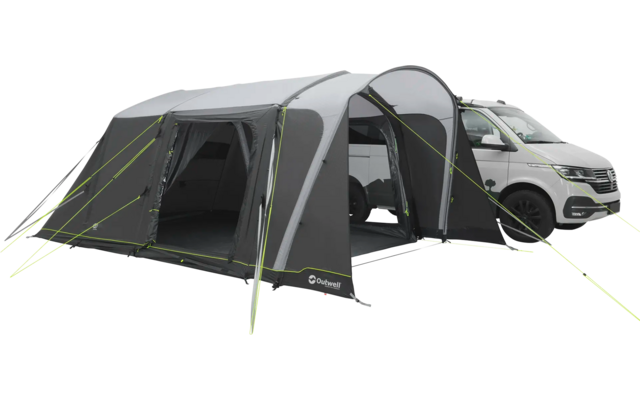 Aufblasbares Zelt vor einem weißen Wohnmobil auf Wiese