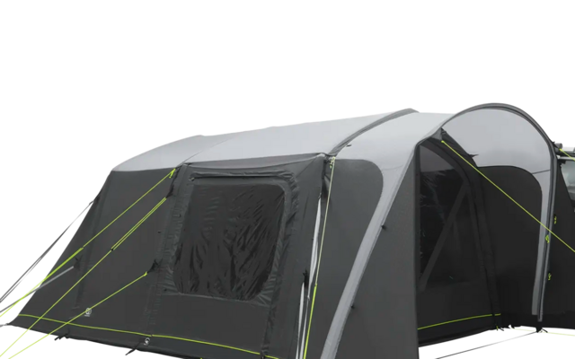 Großes graues Campingzelt mit mehreren Eingängen und Fenstern, auf grüner Fläche aufgestellt