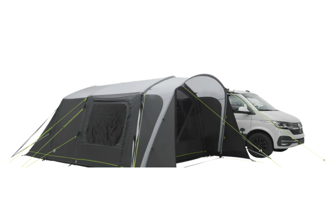 Großes graues Campingzelt mit mehreren Eingängen und Fenstern, auf grüner Fläche aufgestellt