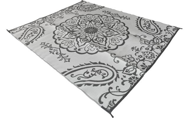 Schräg fotografiertes rechteckiges Stoffstück mit großem mittigem Blumenmandala und grauen Paisley-Mustern auf hellem Hintergrund