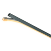 Barre métallique étroite gris foncé à côté d'une bande lumineuse flexible et translucide diffusant une lumière jaune chaude sur fond blanc