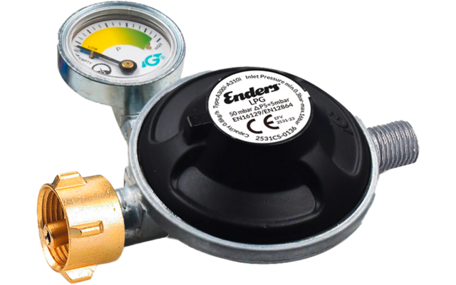 Regulador de gas con cuerpo negro y redondo, etiqueta blanca con texto y marca CE, manómetro unido y conector de latón