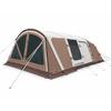 Grote beige-bruine tent met een wit dak, meerdere ramen met gaas, een ritsdeur, scheerlijnen en stokken, vrijstaand op een witte achtergrond