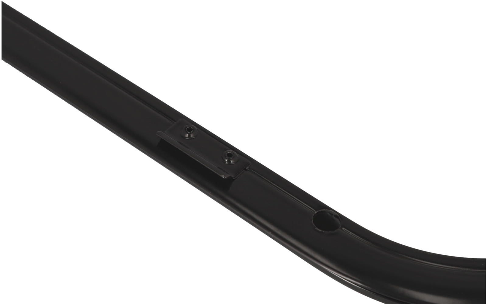 Schwarzes, gebogenes Metallrohr mit zwei Schraubenlöchern