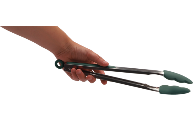 Mano che tiene una pinza da barbecue con manico nero e silicone verde