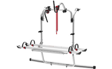 porte-vélos argenté sur fond blanc avec deux rails horizontaux, deux arches verticales, pinces noires et sangles rouges