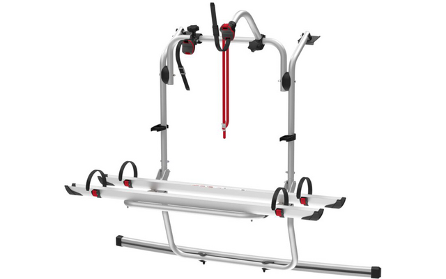 silberner Fahrradträger auf weißem Hintergrund mit zwei horizontalen Schienen, zwei aufrechten Bögen, schwarzen Halteklammern und roten Gurten