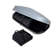 Geöffnete silbergraue Dachbox mit schwarzem Innenraum, mehrere schwarze Reisetaschen darin, eine schwarze Tasche vor der Box auf weißem Hintergrund