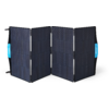 Aufgeklapptes vierteiliges Solarpanel mit dunklen Solarzellen und zwei blauen Griffen auf weißem Hintergrund