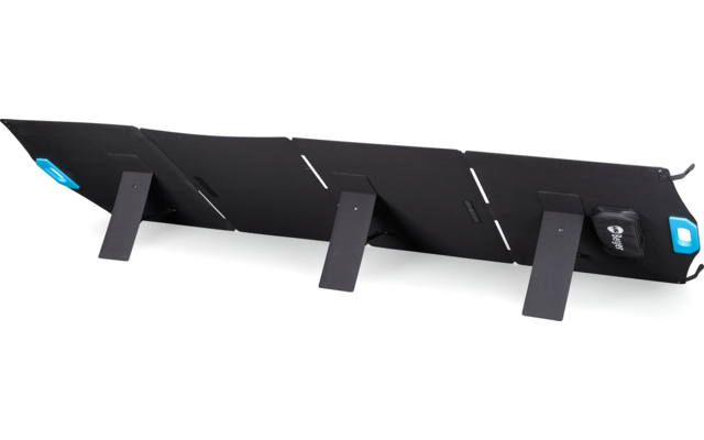 Schwarzes, längliches Panel mit drei ausgeklappten Stützen, Schlitzen im Material und blauen Griffen an den Enden