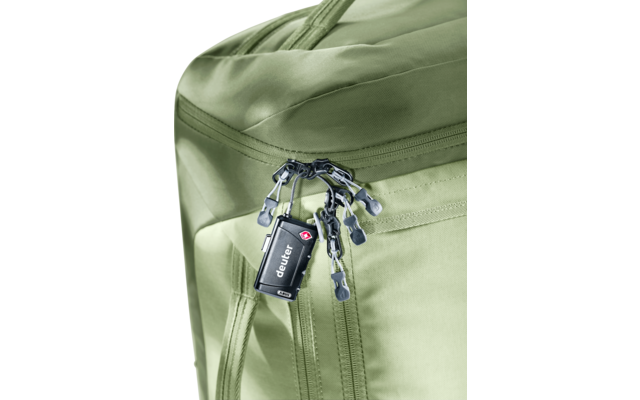 Nahaufnahme eines grünen Rucksacks mit mehreren Reißverschlusszügen und einem schwarzen Anhänger mit weißer Aufschrift deuter