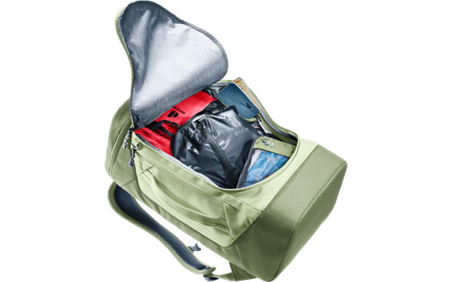 Offener hellgrüner Rucksack mit silberner Innenklappe; darin rote, schwarze und blaue Taschen sowie Kleidung