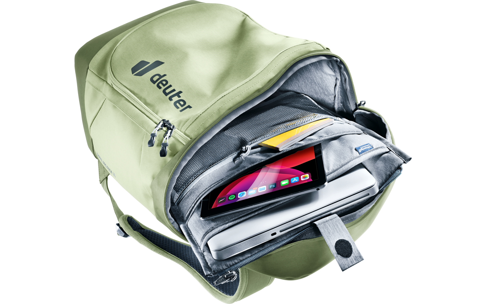 Hellgrüner Rucksack mit aufgeschlossenem Hauptfach, sichtbar das Markenlogo "deuter", ein silbernes Laptop, ein Tablet mit Bildschirm und ein gelbes Heft