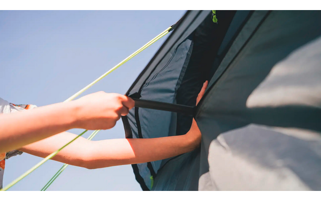 Hände befestigen ein Seil an einem Zelt