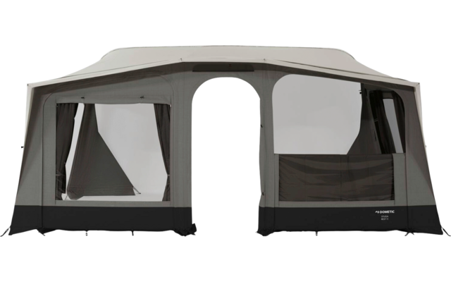 Großes hellgraues Campingvorzelt mit zentraler bogenförmiger Eingangöffnung, zwei großen seitlichen Fenstern mit Vorhängen und dunklem Bodenabschluss