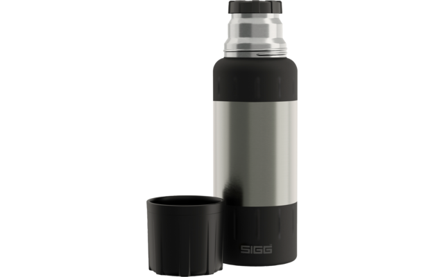 Edelstahl-Thermosflasche mit schwarzen Kunststoffteilen und schwarzem Becher daneben