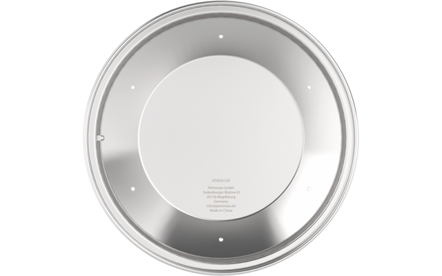 Runde Metallabdeckung mit breitem Rand, zentraler Vertiefung, mehreren kleinen Löchern und kleinem, mittig gedrucktem Text