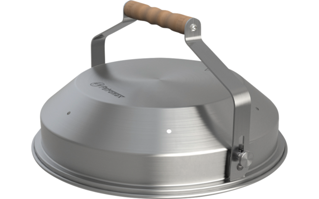 Ronde zilverkleurige metalen koepel met geborstelde afwerking, twee metalen beugels en een houten handvat bovenop