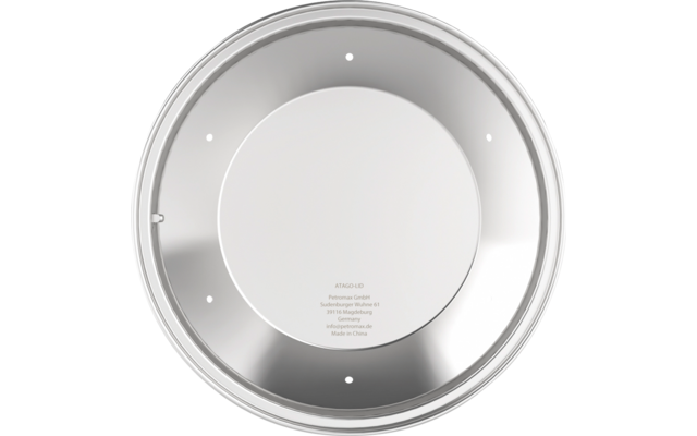 Ronde metalen afdekplaat met brede rand, centrale verzonken zone, meerdere kleine gaatjes en kleine gedrukt tekst in het midden