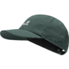 Dunkelgrüne Baseballkappe mit gebogenem Schirm, sichtbarem weißen Logo vorne, schwarzem Innenfutter und Metallöse am hinteren Rand