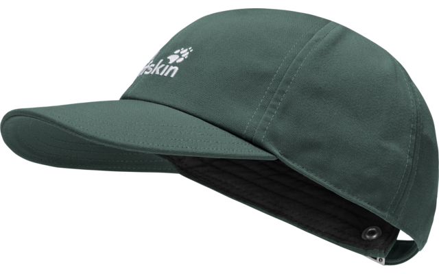 Dunkelgrüne Baseballkappe mit gebogenem Schirm, sichtbarem weißen Logo vorne, schwarzem Innenfutter und Metallöse am hinteren Rand