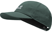 Dunkelgrüne Baseballkappe mit gebogenem Schirm, sichtbarem weißen Logo vorne, schwarzem Innenfutter und Metallöse am hinteren Rand