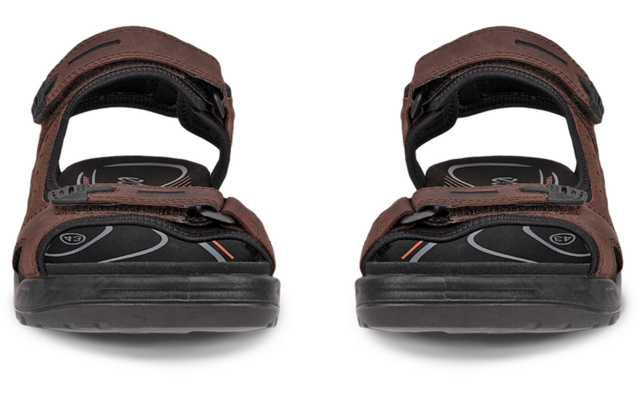 Vue de face de deux sandales brunes avec fermetures auto-agrippantes et semelles noires