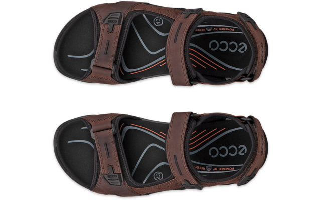 Deux sandales brunes vues de dessus, semelles intérieures noires avec logo blanc "ecco" et lignes orange, brides réglables