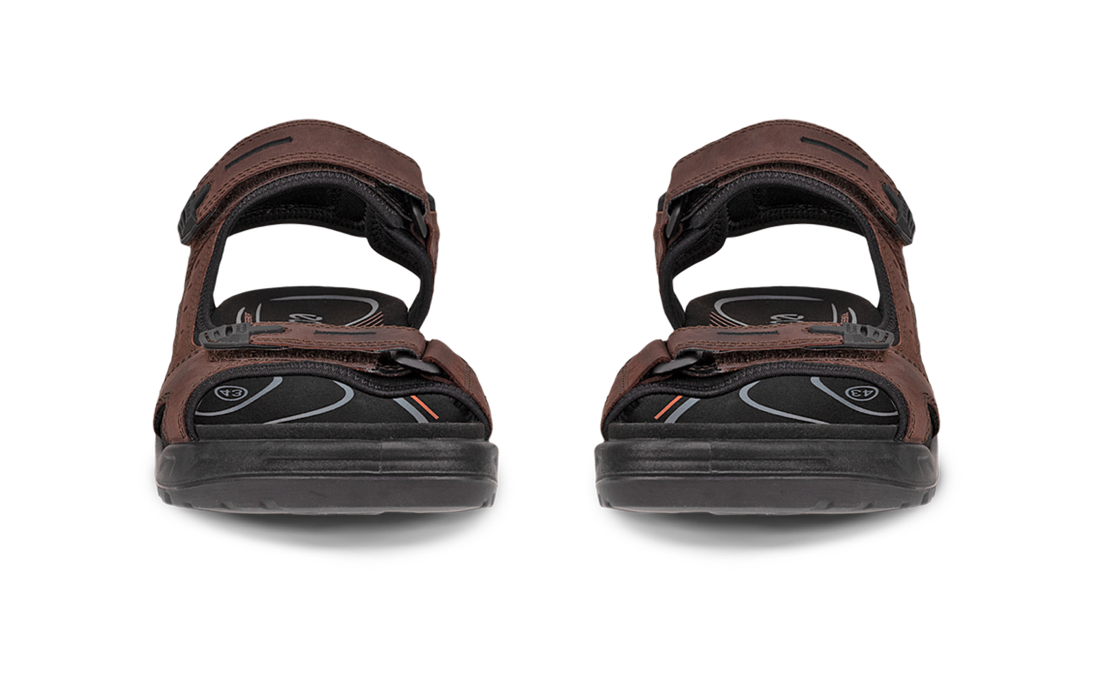 Vue de face de deux sandales brunes avec fermetures auto-agrippantes et semelles noires