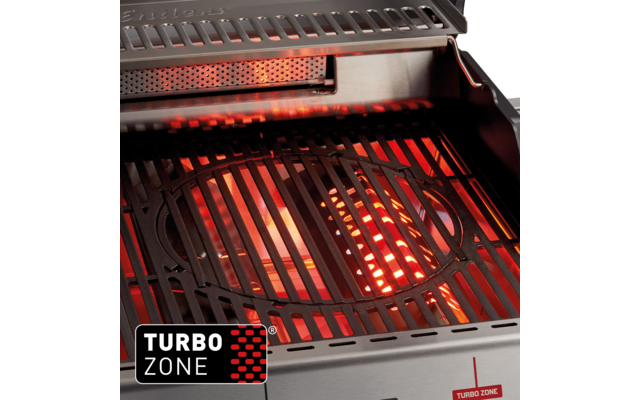 Nahaufnahme des inneren Bereichs eines Edelstahlgrills mit Metallgrillrost, rundem Einsatz und glühendem roten Heizelement; schwarzes "TURBO ZONE"-Logo vorne