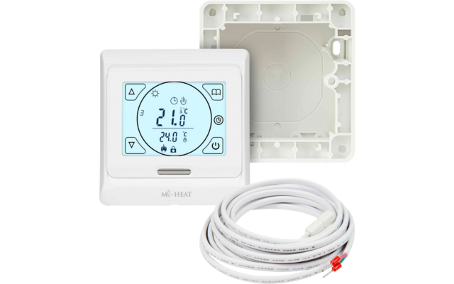 Weißes quadratisches digitales Thermostat mit beleuchtetem Display; separate weiße Montageplatte im Hintergrund; aufgewickeltes weißes Kabel mit roten Kabelenden im Vordergrund