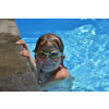 Kind mit Schwimmbrille im Wasser neben einem Poolrand