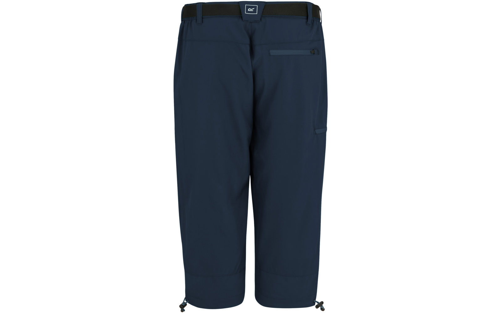 Dunkelblaue, knielange Hose von hinten mit breitem Bund und schwarzem Gürtel, Reißverschlusstasche rechts hinten, seitlicher Oberschenkeltasche rechts, Kordelzügen an den Saumabschlüssen und kleinem weißem Logo am hinteren Bund