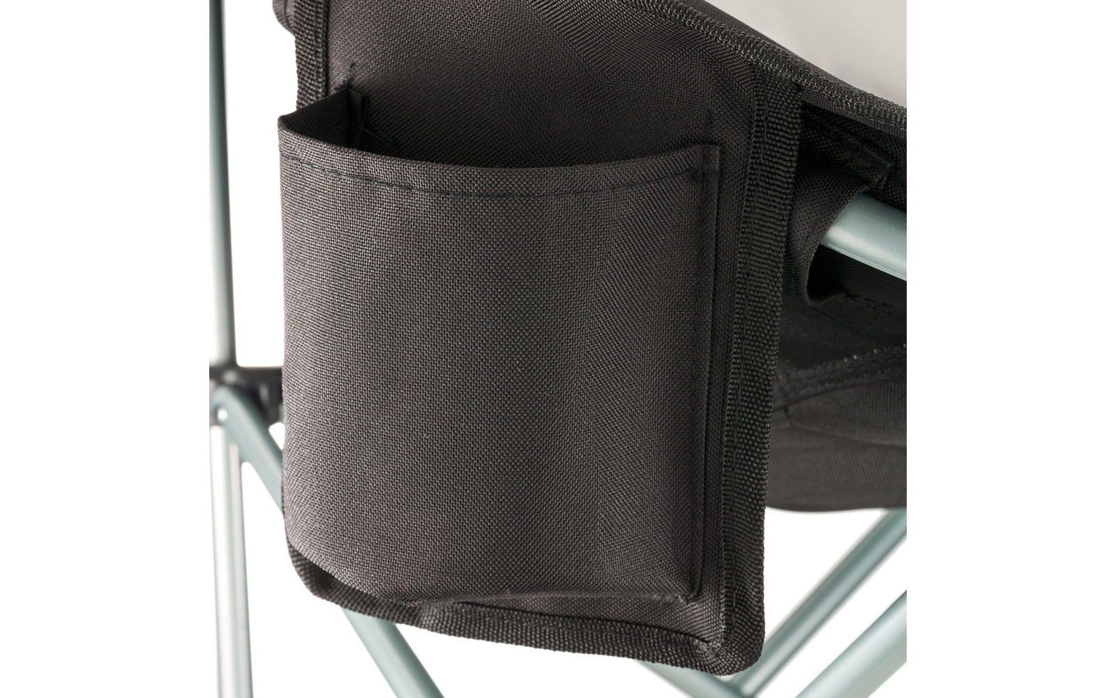 Poche en tissu noir sur une chaise