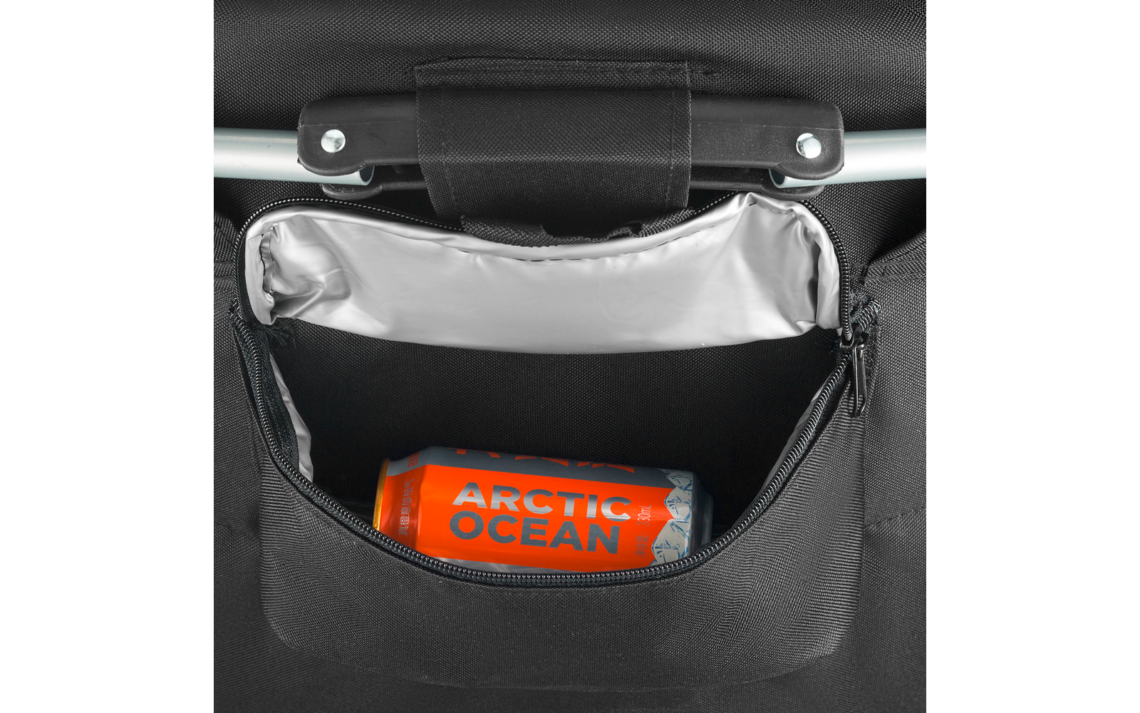 Une canette orange marquée 'ARCTIC OCEAN' dans un contenant argenté