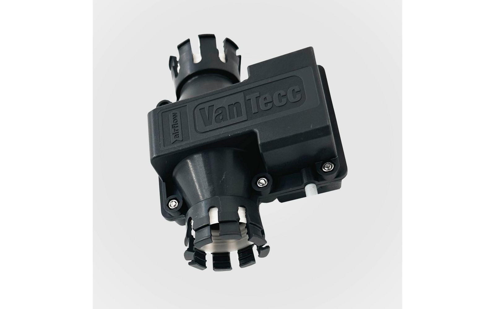 Composant en plastique noir avec le logo "Van Tecc" en relief, raccords cylindriques, colliers métalliques et quatre vis visibles sur fond clair
