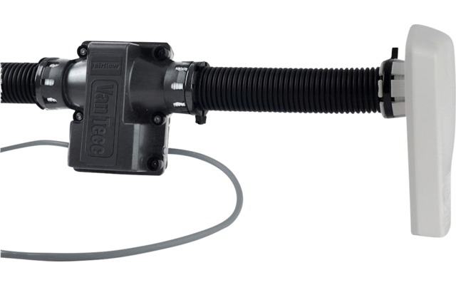 Pièce rectangulaire en plastique noir avec marquage en relief, gaines ondulées noires de chaque côté, à droite une pièce rectangulaire en plastique blanc et un câble gris en boucle