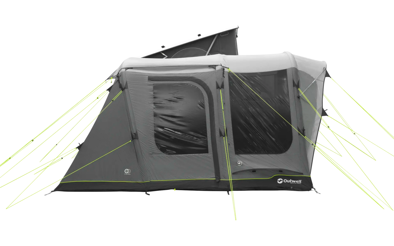 Großes graues Zelt mit geöffneter Eingangsplane und mehreren Befestigungsleinen auf einer grünen Wiese