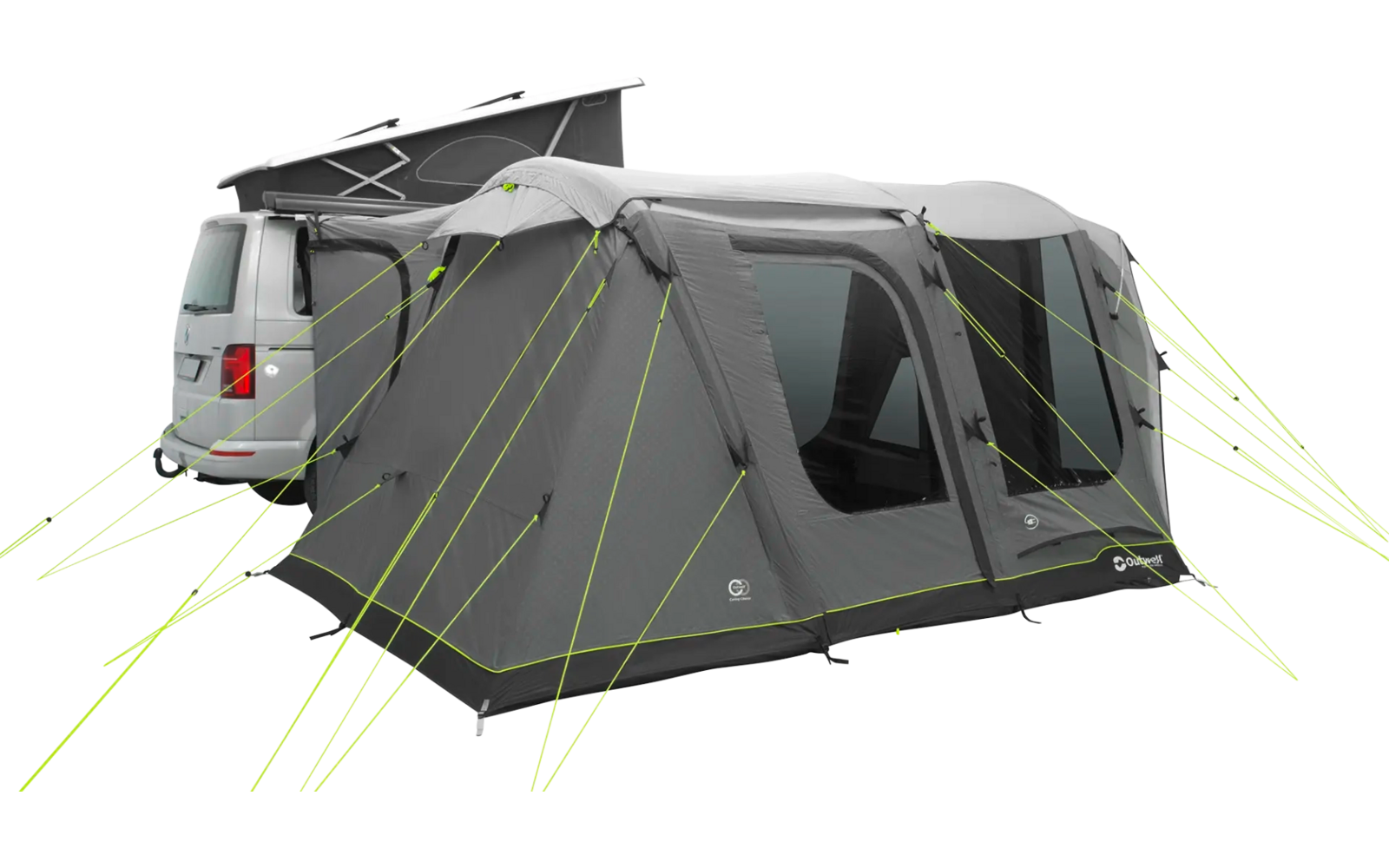 Wohnmobil mit angebautem grauem Vorzelt auf Grasfläche bei bewölktem Himmel