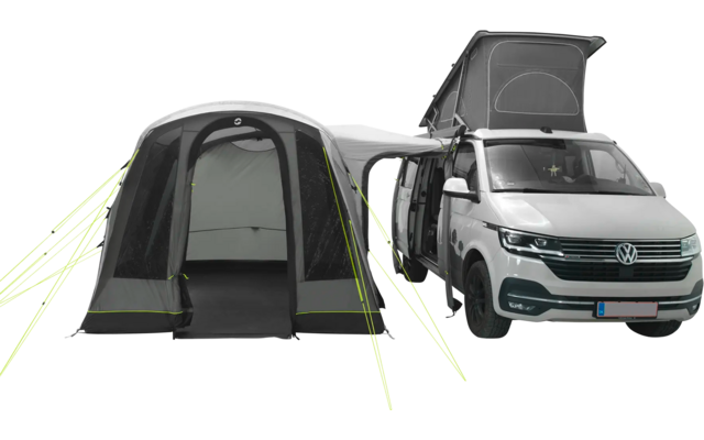 Einzelner grauer Campervan mit angebautem grün-schwarzem Zelt, das mit grünen Seilen abgespannt ist