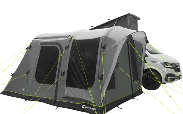 Großes graues Familienzelt mit vielen Fenstern und grünem Vorzelt