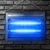 Elektronisches Gerät mit blau leuchtendem Licht an einer Backsteinwand montiert