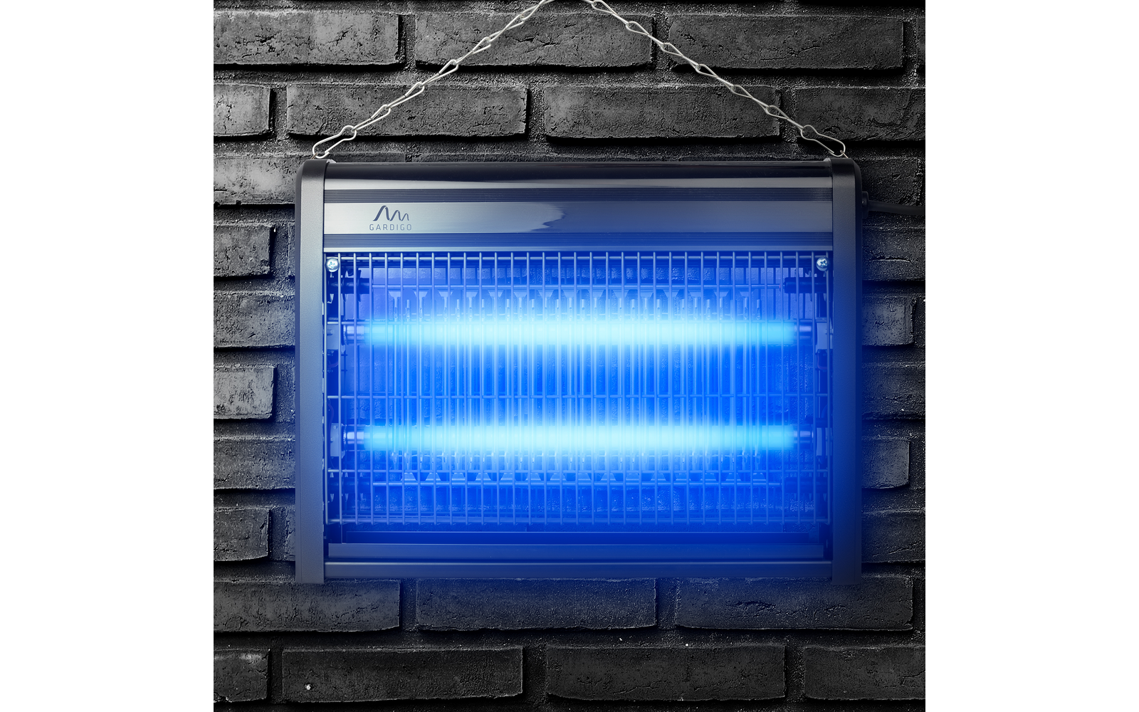 Elektronisches Gerät mit blau leuchtendem Licht an einer Backsteinwand montiert