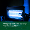 Elektrische Lampe mit blauer Lichtquelle in einem dunklen Raum