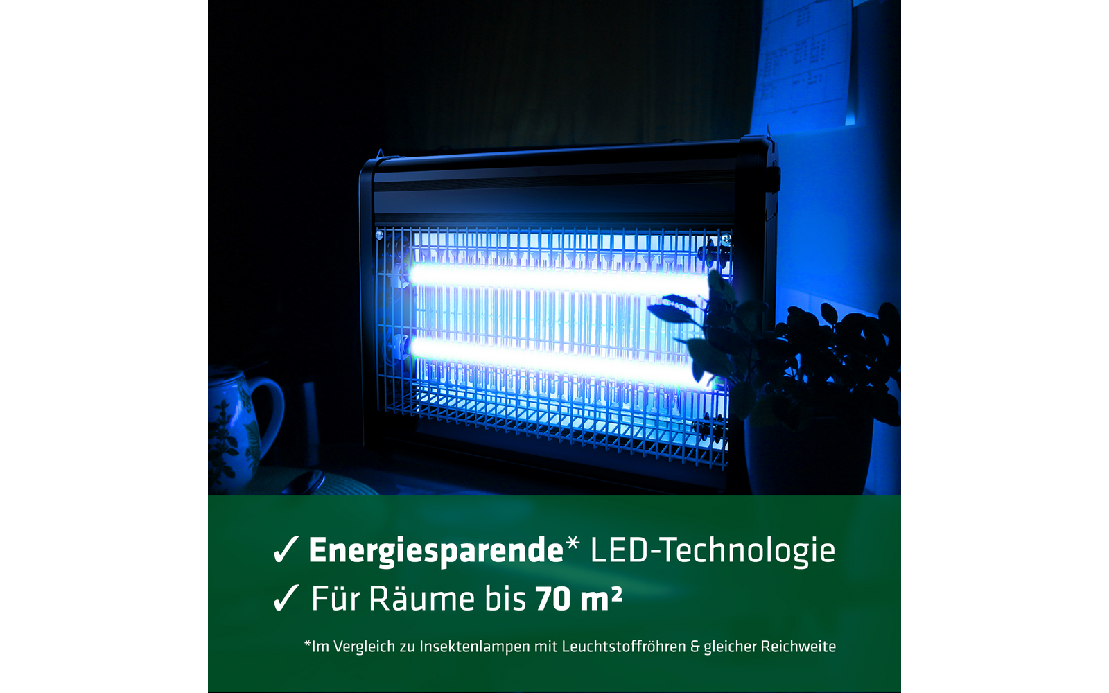 Elektrische Lampe mit blauer Lichtquelle in einem dunklen Raum