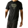 Stehender Mann in schwarzem T‑Shirt mit beigem "KUHL"-Schriftzug und Kuhkopf-Grafik sowie dunkler Hose vor hellem Hintergrund