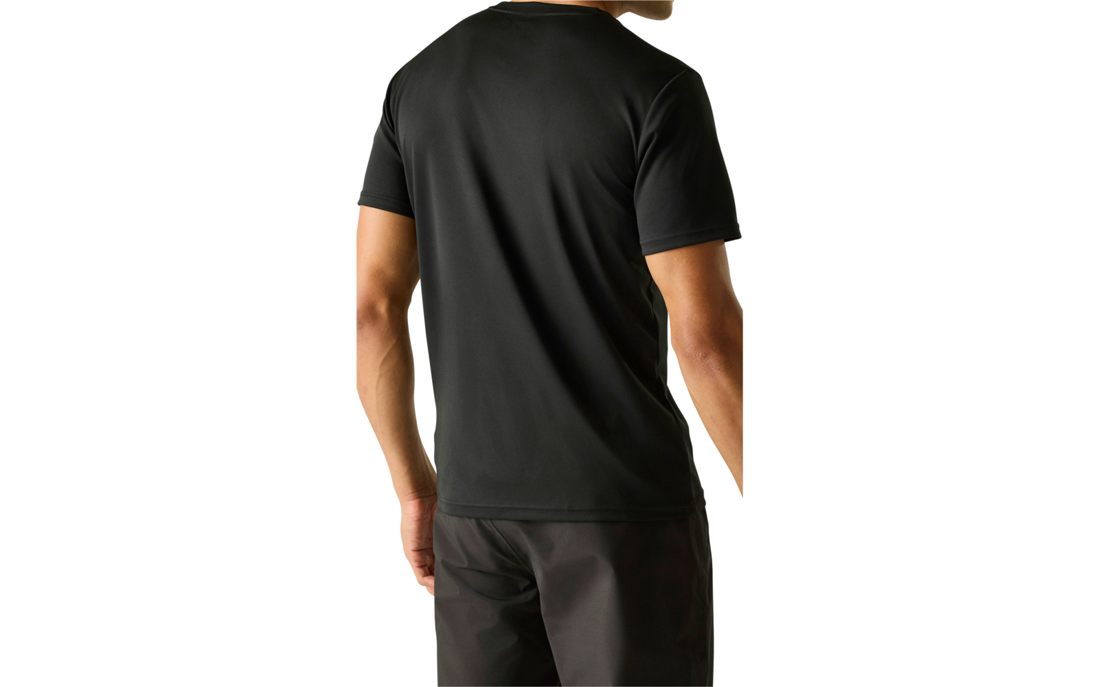 Mann von hinten, trägt schwarzes kurzärmeliges T‑Shirt und schwarze Shorts, Körper leicht nach rechts gedreht, heller einfarbiger Hintergrund