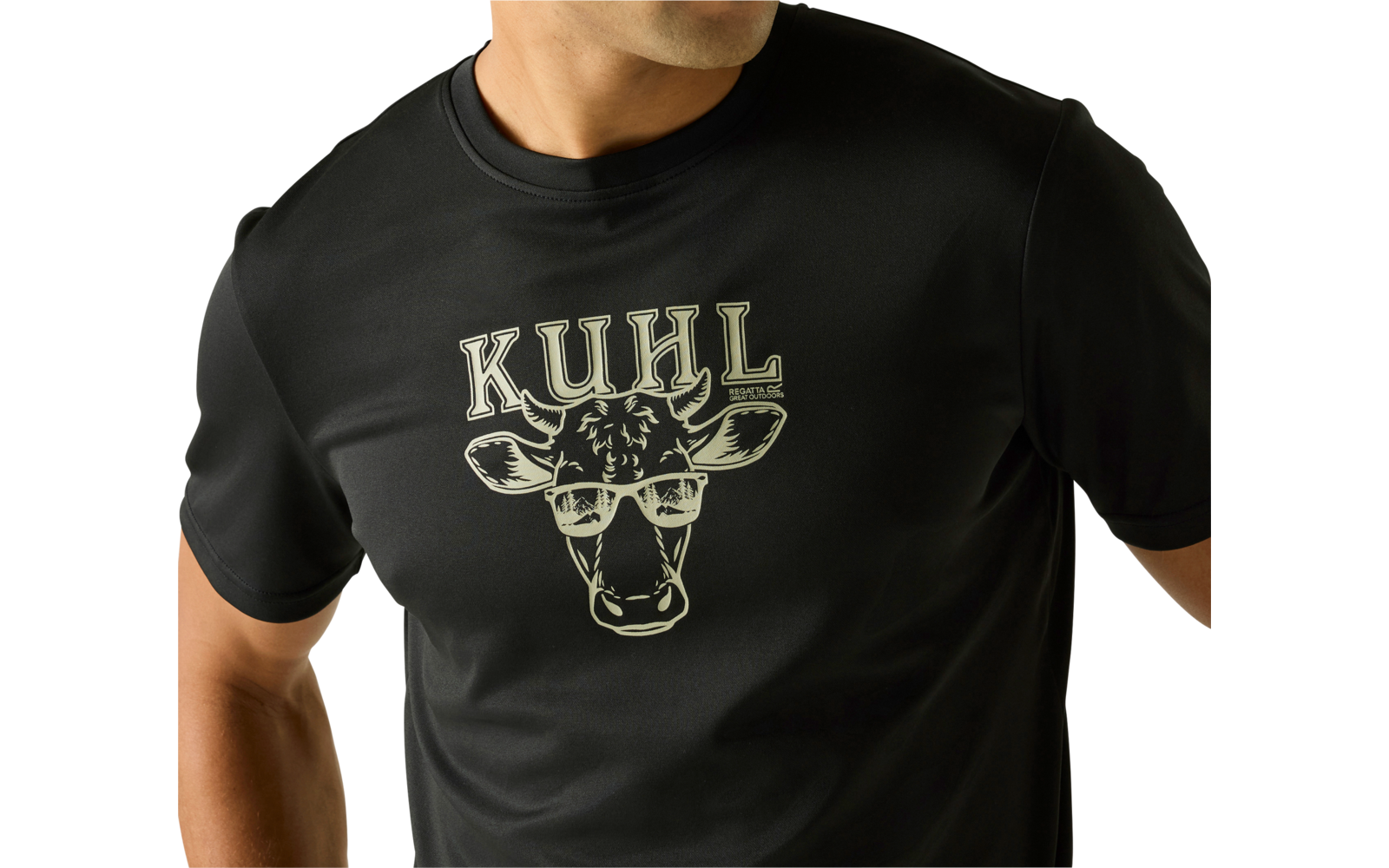 Mann mit kurzem Haar trägt schwarzes T-Shirt mit Kuhkopf-Illustration mit Sonnenbrille und dem Schriftzug "KUHL"